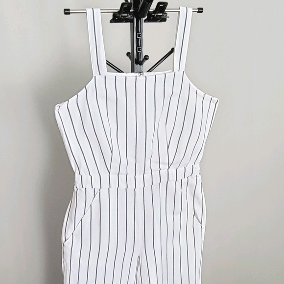 LOFT Cropped Jumper Romper. - Picture 2 of 6